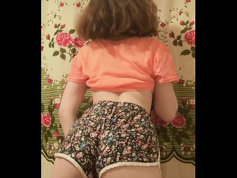❤️ Sexy ung babe tar av seg shortsen på kamera Russisk porno hos oss