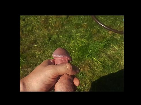 ❤️ Hot hottie får den rosa fitten hennes knullet og kommer med en sprut i en sommerhage Russisk porno hos oss