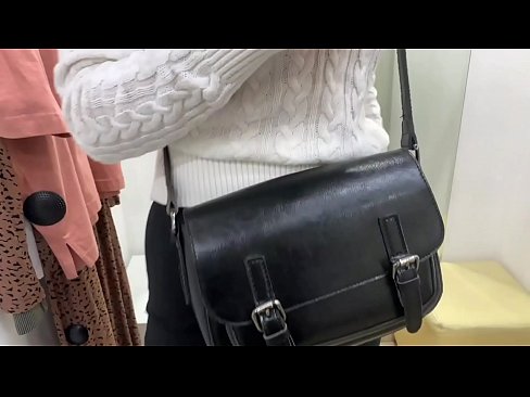 ❤️ Offentlig onani av ungtispe FeralBerry med en dildo i prøverommet Russisk porno hos oss